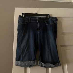 Women’s Eddie Bauer Denim Bermuda  Cuffed Shorts Size 6 Slightly Curvy